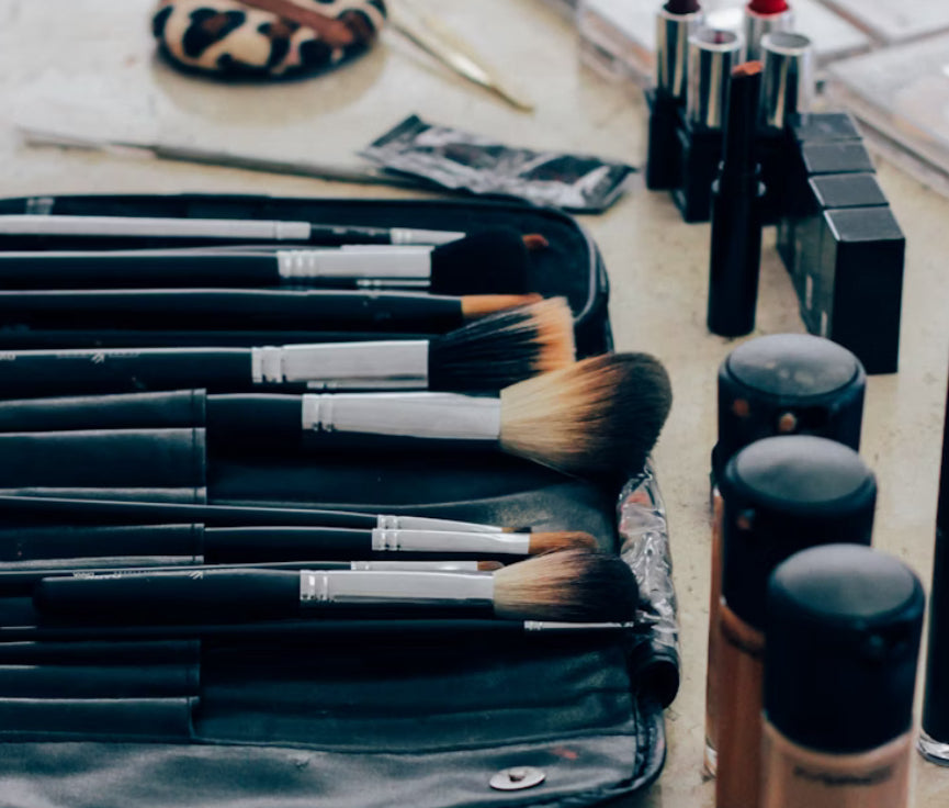 Ensemble de pinceaux de maquillage professionnels noirs et argentés dans une trousse, accompagné de flacons de produits cosmétiques — best-seller Dr Make-up.